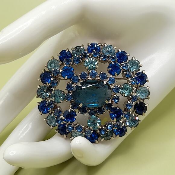 Vintage Blue Rhinestone Oval Brooch, Silver Tone, 1960s, 1 1/8 Inch - Picture 2 of 13